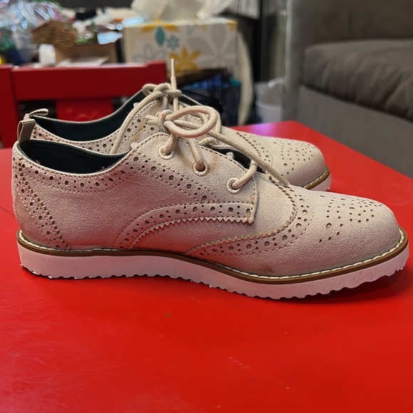 Cream dress shoes for boys size 13. - Picture 4 of 5